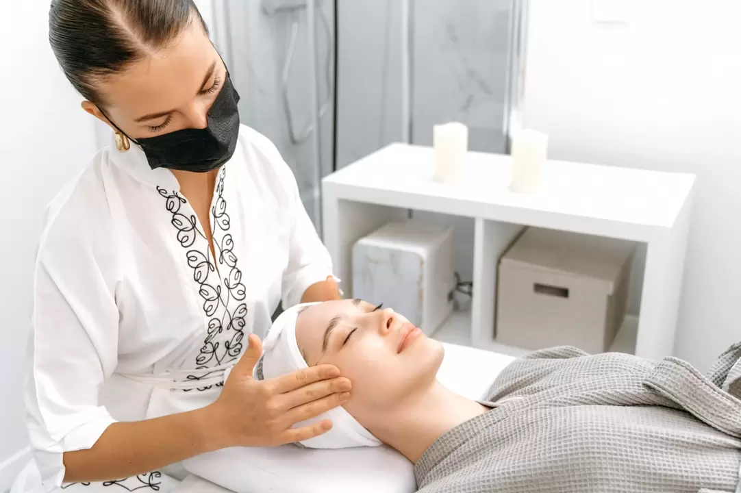 Profesionalna masaža podstiče podmlađivanje kože lica bez injekcija