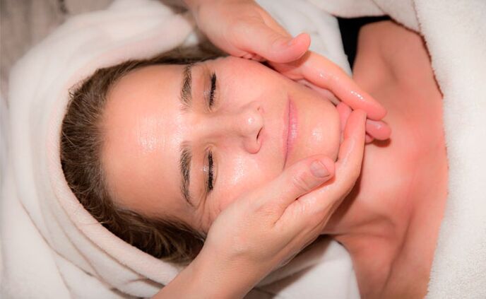 Podmlađujuća masaža lica kozmetičkim uljem